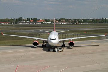 Berlin  Deutschland  Airbus A330 der Fluggesellschaft Air Berlin wird von einem Push-Back-Fahrzeug geschoben