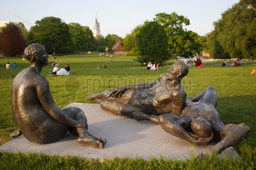 Potsdam  Deutschland  Menschen geniessen die Sonne im Park der Freundschaftsinsel