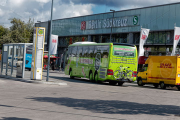 Berlin  Deutschland  Haltestelle fuer Fernbusse am Bahnhof Berlin Suedkreuz