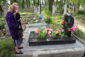 Sopockin  Weissrussland  Mutter und Tochter trauern am Grab der zweiten verstorbenen Tochter