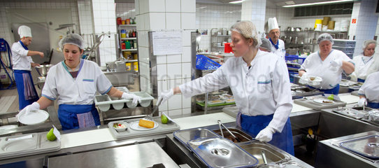 Essen  Deutschland  Verteilung des Mittagessen in einer Grosskueche im Krankenhaus