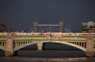 London  Grossbritannien  Blick von der Millenium Bridge ueber die Themse
