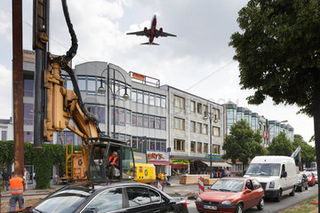 Berlin  Deutschland  Flugzeug fliegt ueber den Kurt-Schumacher-Platz