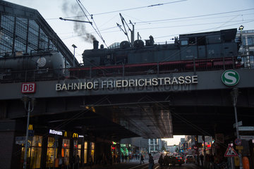 Berlin  Deutschland  alte Lokomotive auf den Gleisen des Banhofes Friedrichstrasse