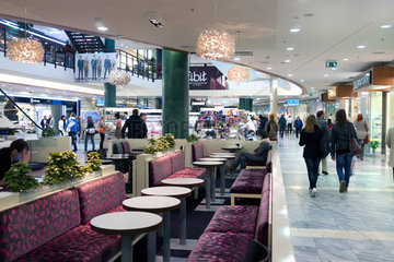Tallinn  Estland  Besucher im Einkaufszentrum Viru keskus
