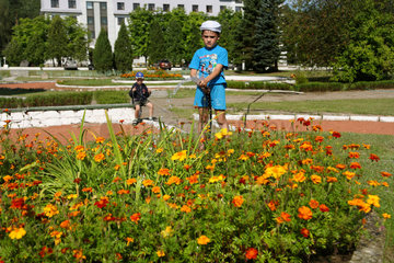 Domsarycy  Weissrussland  ein Junge besprengt ein Blumenbeet