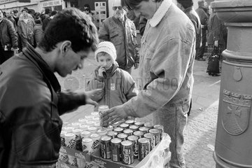 Berlin  Deutschland  Vater kauft seinem Sohn eine Getraenkedose am Schlesischen Tor
