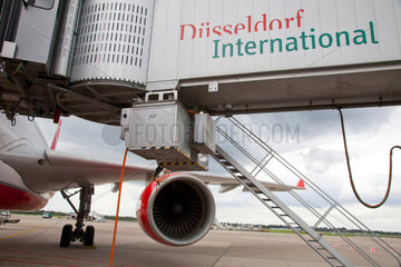 Duesseldorf  Deutschland  ein airberlin Flugzeug am Gate