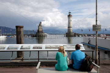 Lindau  Deutschland  Touristen am Hafen von Lindau Bodensee