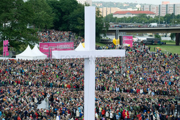 Dresden  Deutschland  Menschen beim Eroeffnungsgottesdient des 33. Evangelischen Kirchentages