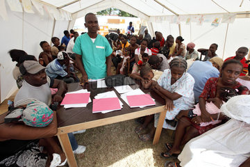 Carrefour  Haiti  Patienten warten im Wartezelt auf ihre Behandlung
