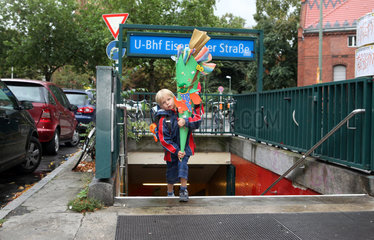 Berlin  Deutschland  Junge mit grosser Schultuete kommt aus einem U-Bahneingang