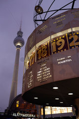 Berlin  Deutschland  Berliner Fernsehturm und Weltzeituhr am Alexanderplatz