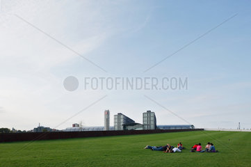Berlin  Deutschland  Jugendliche liegen auf dem Rasen vor dem Berliner Hauptbahnhof