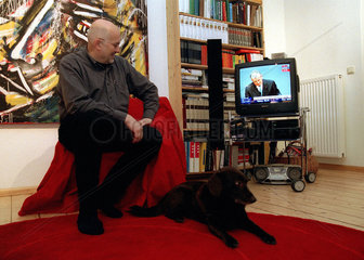 Horst Mahler in seinem Wohnzimmer in Klein Machnow waehrend der Pressekonferenz von Innenminister Otto Schily zum NPD-Verbotsantrag am 23.1.2002