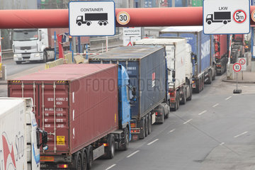 Hamburg  Deutschland  Sattelschlepper warten vor dem Eurogate Containerterminal