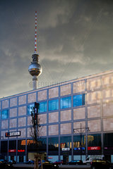 Berlin  Deutschland  Geschaeftsgebaeude mit Berliner Fernsehturm im Hintergrund