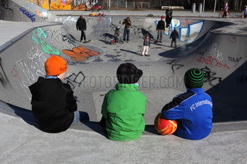 Berlin  Deutschland  Kinder sitzen am Rande einer Halfpipe
