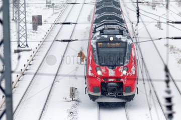 Berlin  Deutschland  Regionalzug und schneebedeckte Gleise