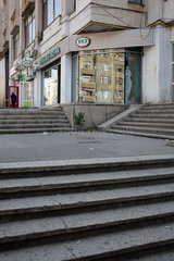 Bukarest  Rumaenien  Treppen und leerstehendes Geschaeft im Zentrum