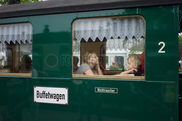 Binz  Deutschland  Touristen im Buffetwagen der Schmalspurbahn Rasender Roland
