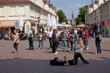 Potsdam  Deutschland  Tourist ruht sich aus auf der Brandenburger Strasse