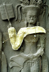 Ehe die umfangreichen Konservierungsmassnahmen beginnen konnten  den die gefaerdetsten Apsaras - wie hier mit einer Gipsverschalung - notgesichert.