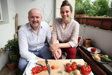 Berlin  Deutschland  Designerin Ruby Piterek und Chris Maennchen mit dem Schneidbrett Transfer