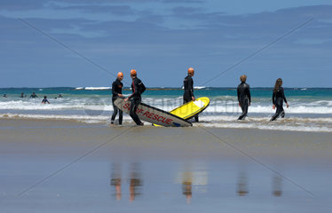 Anglesea  Australien  Surfer an der Middles Beach von Anglesea
