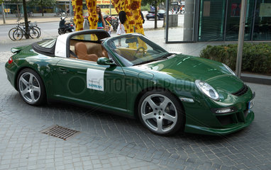 Berlin  Deutschland  ein Porsche 911 Targa mit Elektroantrieb