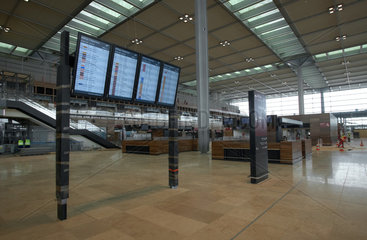 Schoenefeld  Deutschland  Monitore mit Fluginformationen im Terminal des Flughafens Berlin Brandenburg