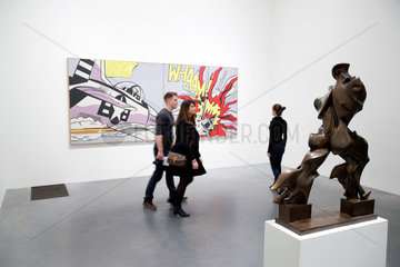 London  Grossbritannien  Museumsbesucher vor dem Gemaelde Whaam! vom Pop Art Kuenstler Roy Lichtenstein