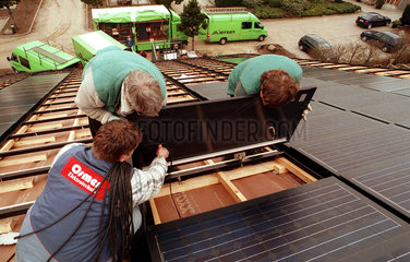 Montage von Photovoltaikzellen auf einem Niedrigenergiehaus