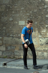Reims  Frankreich  junger Mann mit Superman-T-Shirt