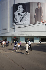 Bukarest  Rumaenien  Werbung von H&M am Unirea Shopping Center