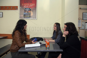 Istanbul  Tuerkei  Studentinnen in einer Mensa der Universitaet Istanbul