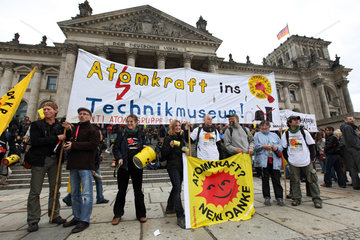 Berlin  Deutschland  Demonstranten bei der Anti-Atomkraft-Demo vor dem Reichstag