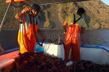 Alicudi  Italien  Fischer holen ihr Netz ein