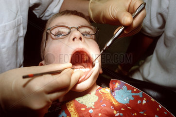 Kind beim Zahnarzt - Untersuchung