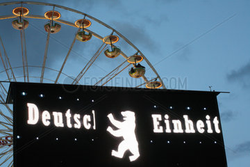 Berlin  Deutschland  Display vor einem Riesenrad