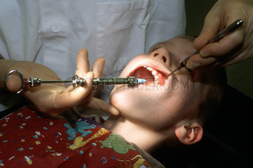 Kind beim Zahnarzt - Betaeubungsspritze