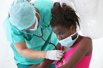 Carrefour  Haiti  eine kanadische Aerztin behandeltn eine an Tuberkulose erkrankte Frau