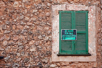 Fornalutx  Mallorca  Spanien  mehrsprachiges Verkaufsschild an einem Fenster