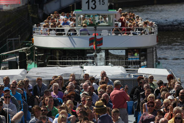 Berlin  Deutschland  Touristen bei einer Spreefahrt auf Ausflugsschiffen in Berlin-Mitte