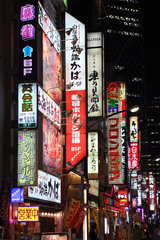 Tokio  Japan  Leuchtreklamen an einer Hausfassade