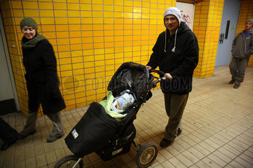 Liberec  Tschechische Republik  Vater mit Kinderwagen