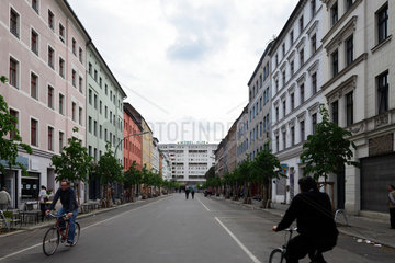 Berlin  Deutschland  Passanten in der Dresdner Strasse in Berlin-Kreuzberg