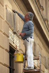 Budapest  Ungarn  Maler streicht eine Hausfassade