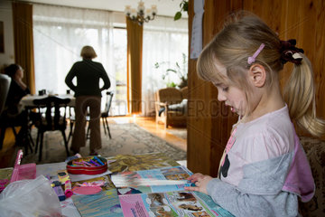 Breslau  Polen  ein Maedchen liest in einer Zeitschrift