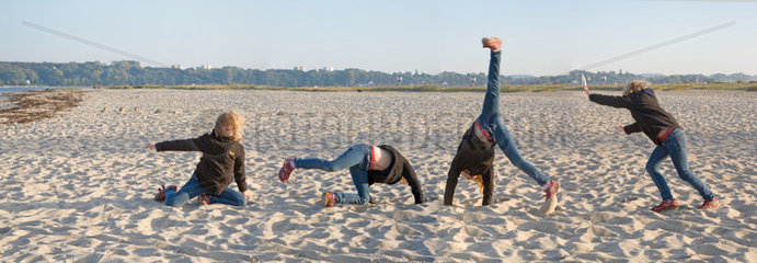 Kiel  Deutschland  ein Kind spielt am Sand am Falckensteiner Strand  Montage